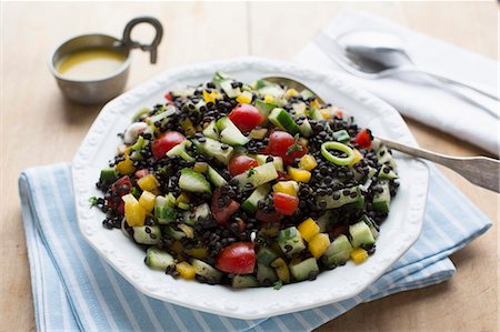 simsearch:659-08147888,k - Beluga lentil salad with courgette, peppers, cherry tomatoes and vinaigrette Fotografie stock - Premium Royalty-Free, Codice: 659-08147249