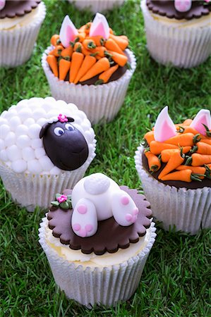 Various Easter cupcakes on a grass surface Photographie de stock - Premium Libres de Droits, Code: 659-08147253