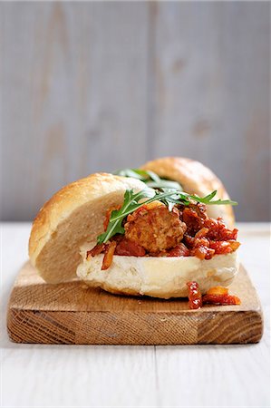 A turkey meatball sandwich with a tomato and onion sauce Foto de stock - Sin royalties Premium, Código: 659-08147262