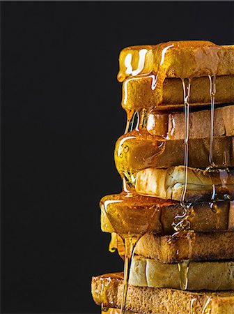 simsearch:659-01866173,k - Stacks of toast with lots of honey Foto de stock - Royalty Free Premium, Número: 659-08147278