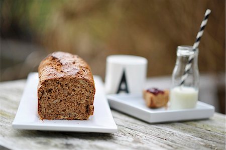 Spelt bread with marmelade and milk Foto de stock - Sin royalties Premium, Código: 659-08147273