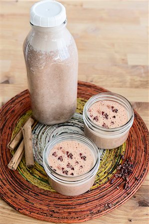 simsearch:659-08896093,k - Homemade chocolate almond milk with cinnamon Foto de stock - Sin royalties Premium, Código: 659-08147284