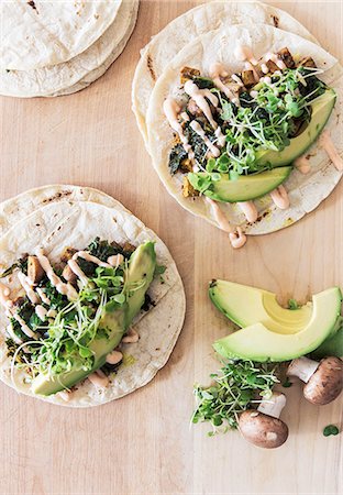 Vegetarian tacos with vegan mayonnaise on a kitchen table with avocado, mushrooms and beans sprouts Photographie de stock - Premium Libres de Droits, Code: 659-08147285