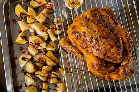 simsearch:659-07027379,k - Roast chicken with balsamic potatoes and pomegranate seeds Foto de stock - Sin royalties Premium, Código: 659-08147291