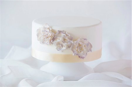 A white wedding cake decorated with flowers Stock Photo - Premium Royalty-Free, Code: 659-08147360