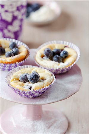 simsearch:659-06494402,k - Blueberry cheesecake muffins Photographie de stock - Premium Libres de Droits, Code: 659-08147394