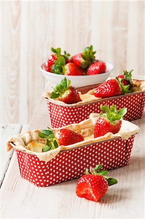 simsearch:659-06495077,k - Mini strawberry and quark ckaes in polka dot baking tins Foto de stock - Sin royalties Premium, Código: 659-08147396