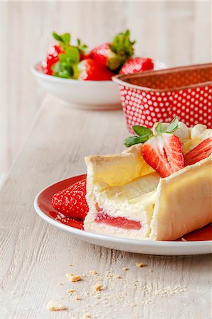 simsearch:659-06902502,k - Stuffed cheesecake with strawberries Stock Photo - Premium Royalty-Free, Code: 659-08147404