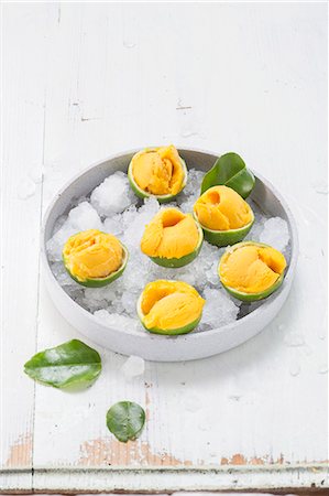 simsearch:659-01854143,k - Mango sorbet served in iced limes Foto de stock - Royalty Free Premium, Número: 659-08147407