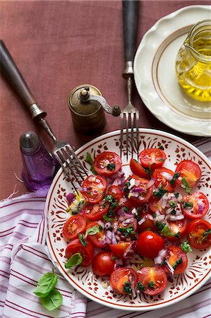 pattern (man made design) - A cherry tomatoes, red onion and basil salad Stock Photo - Premium Royalty-Free, Code: 659-08147419