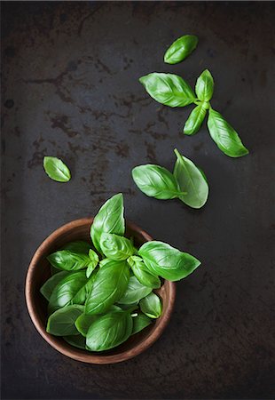 Fresh basil leaves in a wooden bowl Foto de stock - Sin royalties Premium, Código: 659-08147422