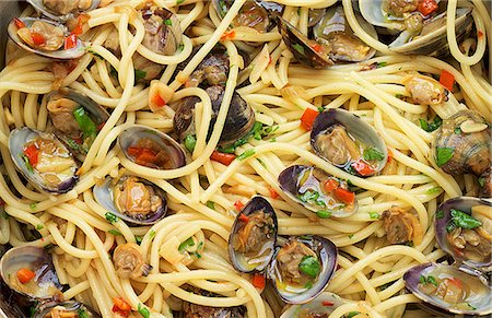 spaghetti with clams recipe - Spaghetti vongole (full frame) Stock Photo - Premium Royalty-Free, Code: 659-08147446