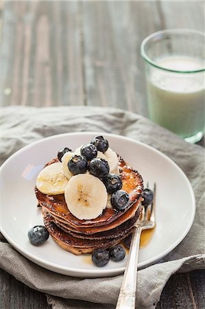 frosted glass - Pancake with bananas and blueberries Stock Photo - Premium Royalty-Free, Code: 659-08147461