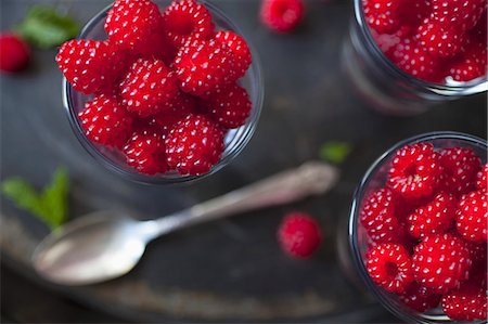 framboise - Fresh raspberries in shot glasses (seen from above) Photographie de stock - Premium Libres de Droits, Code: 659-08147478