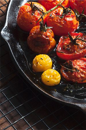 simsearch:659-08512820,k - Roasted red and yellow tomatoes in a cast iron pan Foto de stock - Sin royalties Premium, Código: 659-08147479