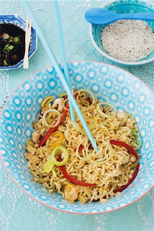 simsearch:659-08419043,k - An oriental noodle dish with vegetables, chicken and soy sauce Foto de stock - Sin royalties Premium, Código: 659-08147471