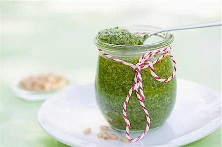 pistou - A jar of vegan cedar pesto Photographie de stock - Premium Libres de Droits, Code: 659-08147484