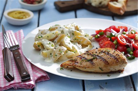 Grilled chicken breast with potato salad and tomato salad Photographie de stock - Premium Libres de Droits, Code: 659-08147521