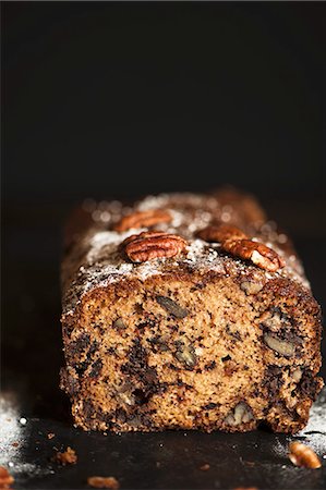 sliced bread - Banana, chocolate and pecan nut bread (close-up) Foto de stock - Sin royalties Premium, Código: 659-08147551