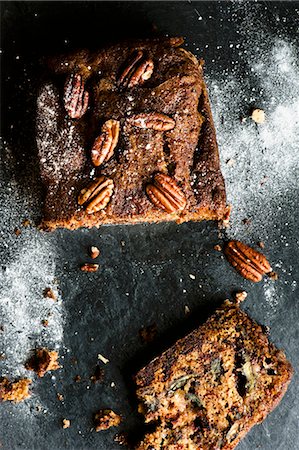 sliced fruits overhead - Banana, chocolate and pecan nut bread, sliced Stock Photo - Premium Royalty-Free, Code: 659-08147552