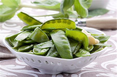 sugar pea - Mange tout with butter Stock Photo - Premium Royalty-Free, Code: 659-08147584