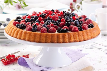 Tart with vanilla cream and fresh berries Foto de stock - Sin royalties Premium, Código: 659-08147588