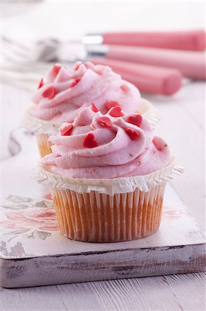 Cupcakes with strawberry mousse and sugar hearts Photographie de stock - Premium Libres de Droits, Code: 659-08147580