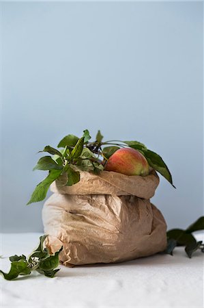 Organic apples with leaves in a paper bag Stock Photo - Premium Royalty-Free, Code: 659-08147595