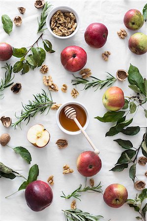 fruit still life - Apples, honey, walnuts and rosemary (ingredients for apple cake) Photographie de stock - Premium Libres de Droits, Code: 659-08147596