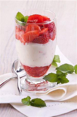 desserts sweet - Vanilla dessert with strawberries Foto de stock - Sin royalties Premium, Código: 659-08147590