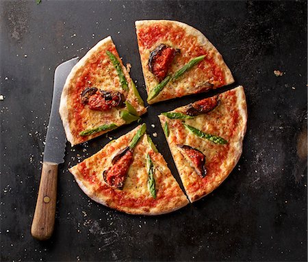 Pizza Margherita with asparagus and aubergines on a baking tray Photographie de stock - Premium Libres de Droits, Code: 659-08147627