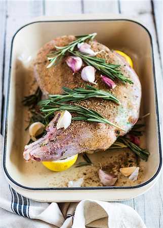 simsearch:659-09124181,k - Leg of lamb with rosemary and garlic Photographie de stock - Premium Libres de Droits, Code: 659-08147635