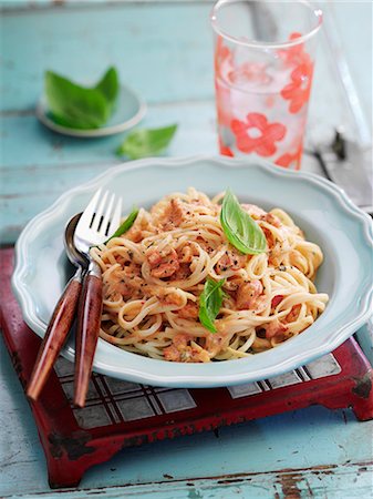 simsearch:659-06372944,k - Linguine with chilli sauce and basil Photographie de stock - Premium Libres de Droits, Code: 659-08147657