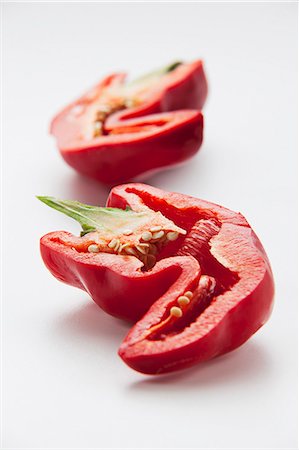simsearch:659-06495285,k - Two halves of a red pepper Photographie de stock - Premium Libres de Droits, Code: 659-08147650