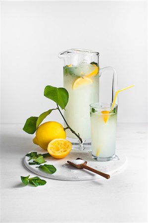 Homemade lemonade with lemons and a wooden spoon of sugar Photographie de stock - Premium Libres de Droits, Code: 659-08147666