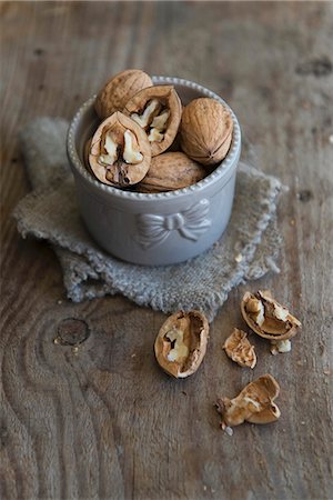 seasonings ingredients - Walnuts, unshelled and cracked open Photographie de stock - Premium Libres de Droits, Code: 659-08147674