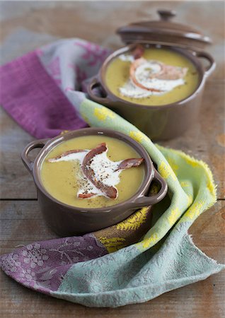 simsearch:659-08895548,k - Cream of pea soup with bacon Foto de stock - Sin royalties Premium, Código: 659-08147677