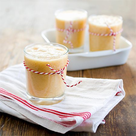 simsearch:659-01851750,k - Smoothies made from bananas and oranges with ginger Foto de stock - Sin royalties Premium, Código: 659-08147712