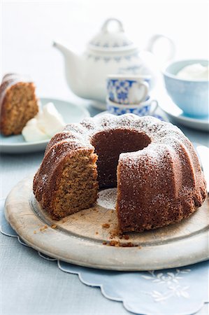 Coffee and banana Bundt cake with icing sugar Photographie de stock - Premium Libres de Droits, Code: 659-08147724