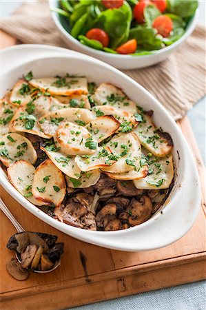 A mushroom and potato bake with herbs Photographie de stock - Premium Libres de Droits, Code: 659-08147729