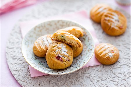 simsearch:659-08147720,k - Shortbread with cherries and icing sugar Photographie de stock - Premium Libres de Droits, Code: 659-08147720