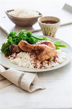 Grilled chicken legs with broccoli, rice and garlic sauce (China) Stockbilder - Premium RF Lizenzfrei, Bildnummer: 659-08147722