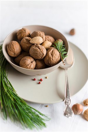 A bowl of walnuts and almonds Foto de stock - Sin royalties Premium, Código: 659-08147747