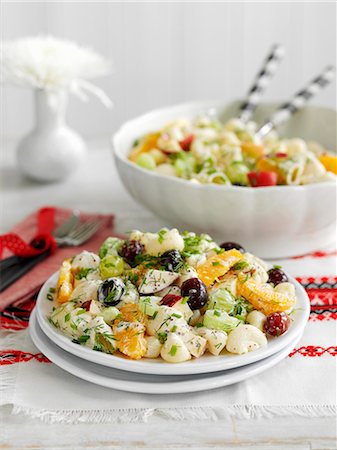 fruit vegetable dish - A fruity pasta salad with olives Photographie de stock - Premium Libres de Droits, Code: 659-08147766