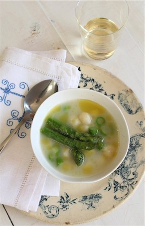 Asparagus soup with bread and cheese dumplings Photographie de stock - Premium Libres de Droits, Code: 659-08147826