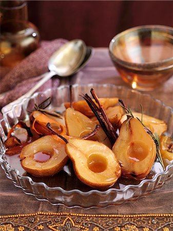 Caramelised roasted pears with cinnamon sticks Stock Photo - Premium Royalty-Free, Code: 659-08147837