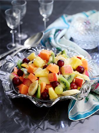 A mixed fruit salad in a crystal bowl Foto de stock - Sin royalties Premium, Código: 659-08147896