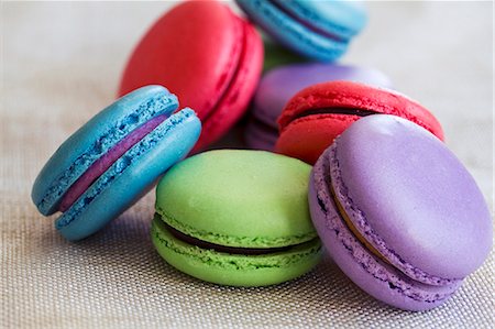 simsearch:659-07068865,k - Various different coloured macaroons Foto de stock - Royalty Free Premium, Número: 659-08147959