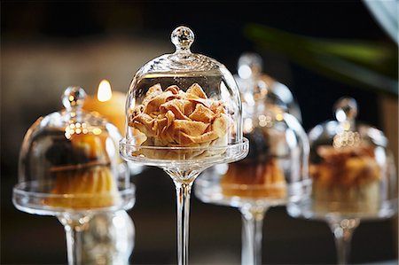 Desserts under mini glass cloches on a bar in a restaurant Fotografie stock - Premium Royalty-Free, Codice: 659-08147969