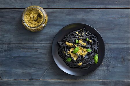 pasta recipe - Black squid ink pasta with basil pesto and fresh basil leaves Stock Photo - Premium Royalty-Free, Code: 659-08147984